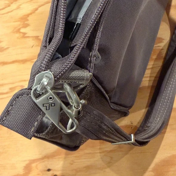 NWOT , anti theft Travelon crossbody , multiple zipper compartments - Picture 15 of 16